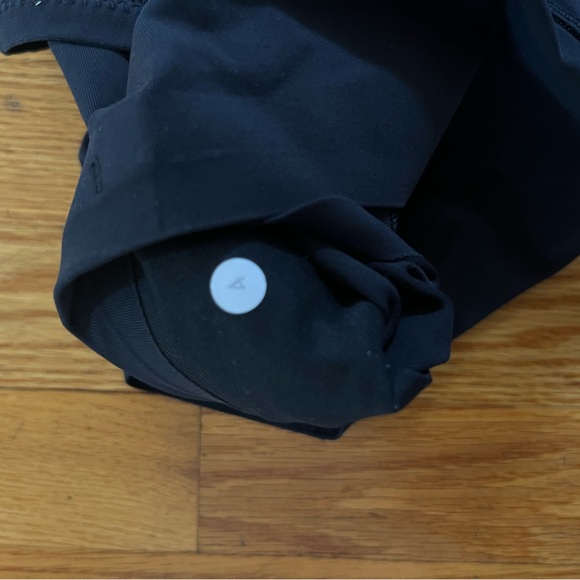 Size 4 Black Lululemon Capri Leggings with Mesh and Pockets - Picture 3 of 4